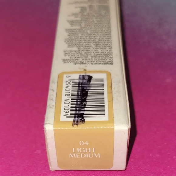 Huda Beauty Glowish Bright Light Sheer Concealer Light Medium - Picture 2 of 2